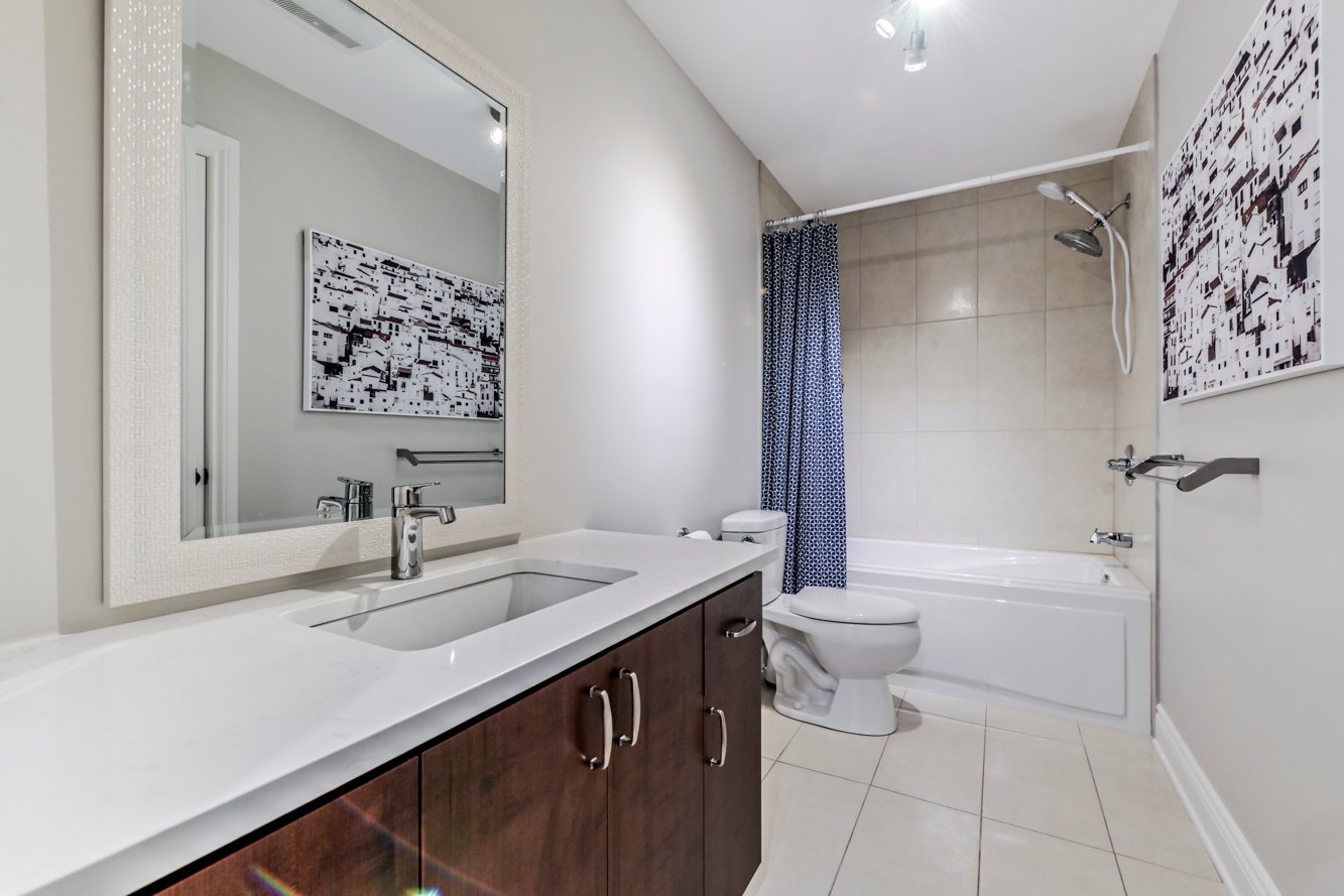 Avec bain-douche, communiquante avec bureau