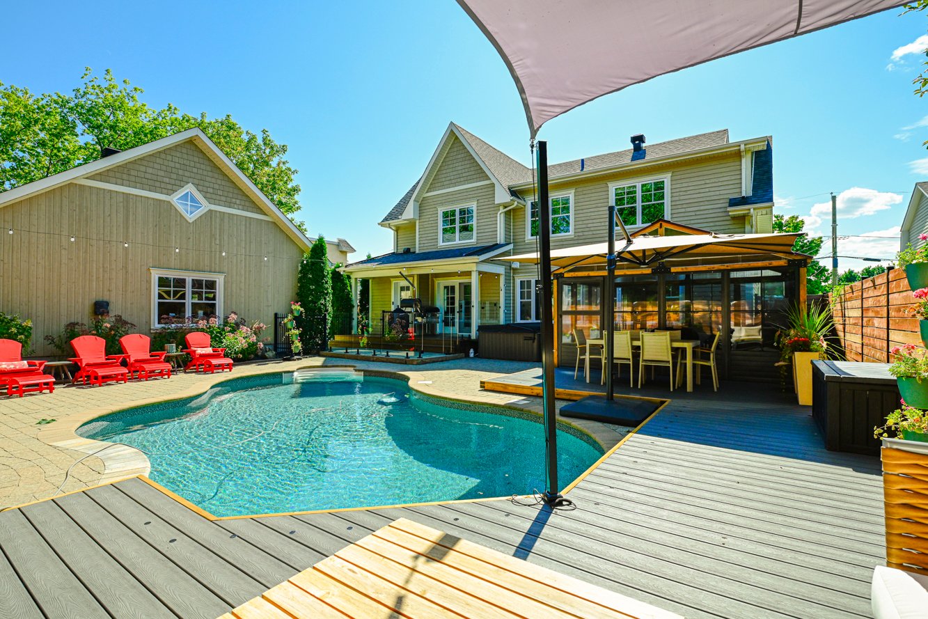 Vue d'ensemble sur la cour