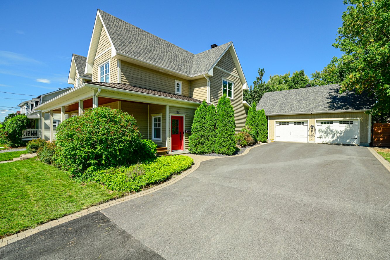 Cours asphaltée pour 6 ou 7 véhicules