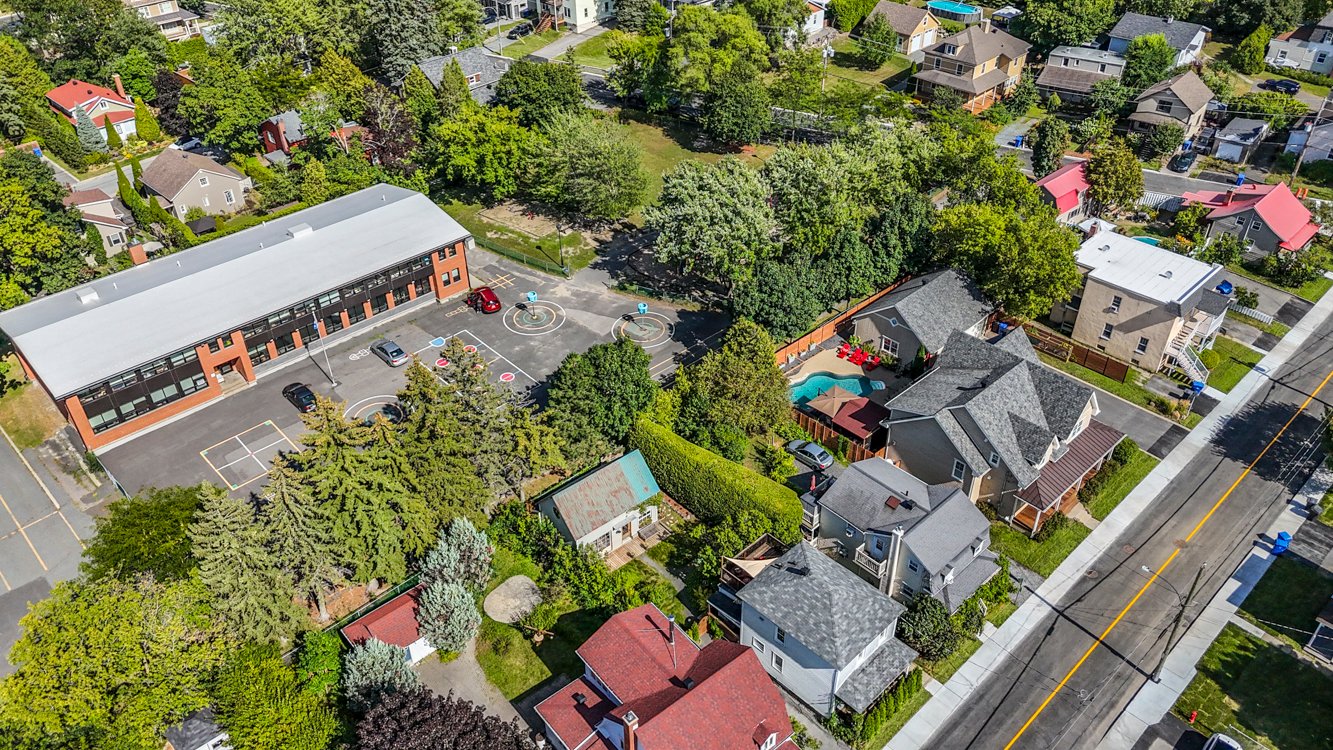 À quelques pas de l'école primaire