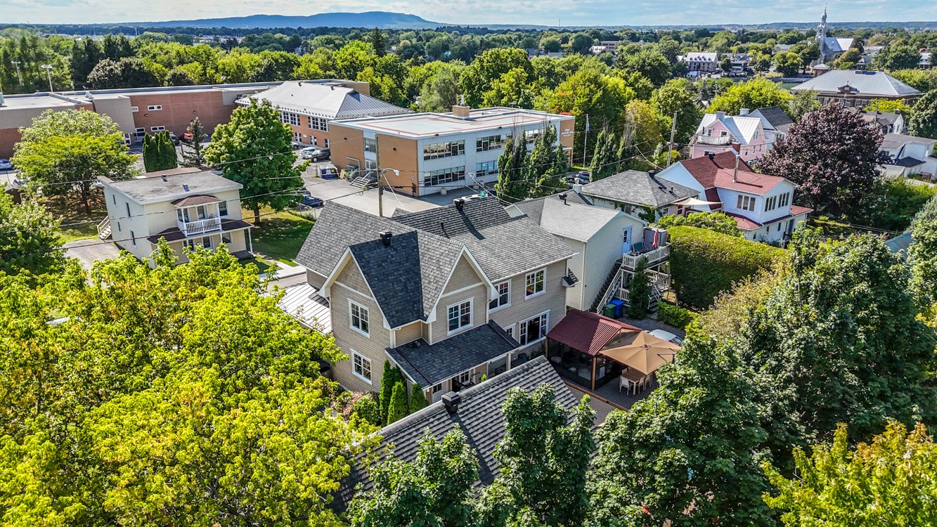 Épicerie, pharmacie, bibliothèque à la marche