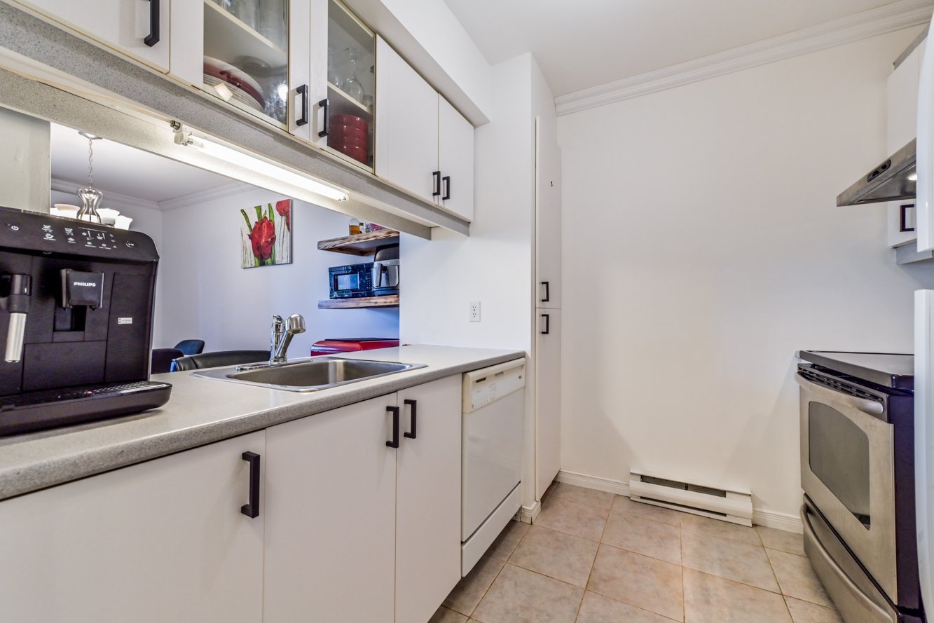 Bel espace de comptoir avec passe-plat