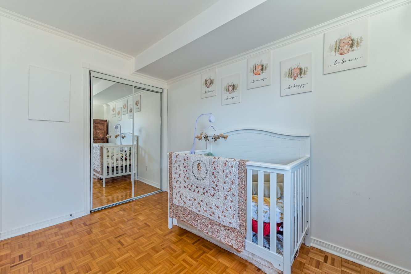 Chambre d'enfant ou bureau avec garde-robe