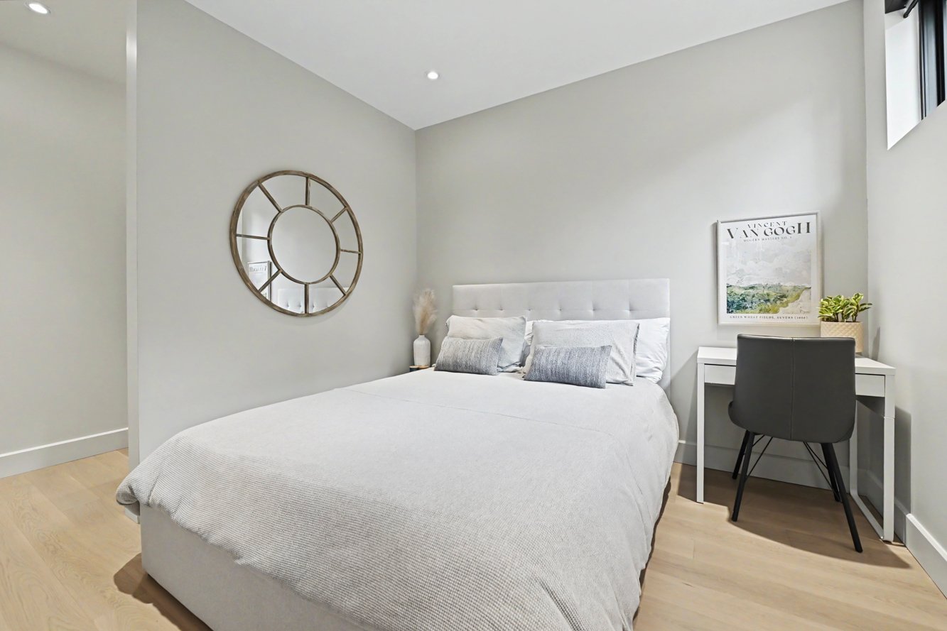 Première chambre dans cette section, avec walk-in