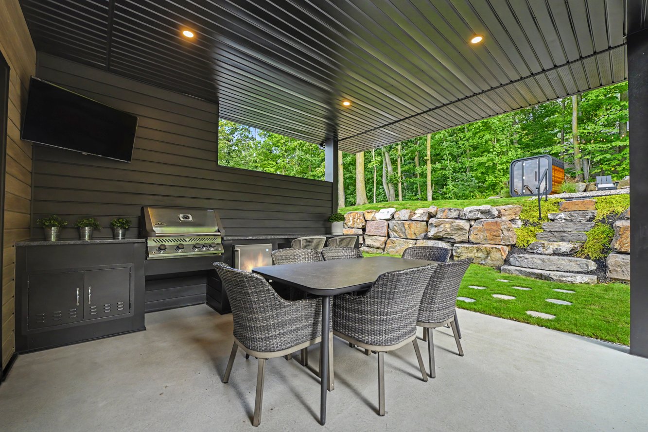 Terrasse couverte avec cuisine extérieure