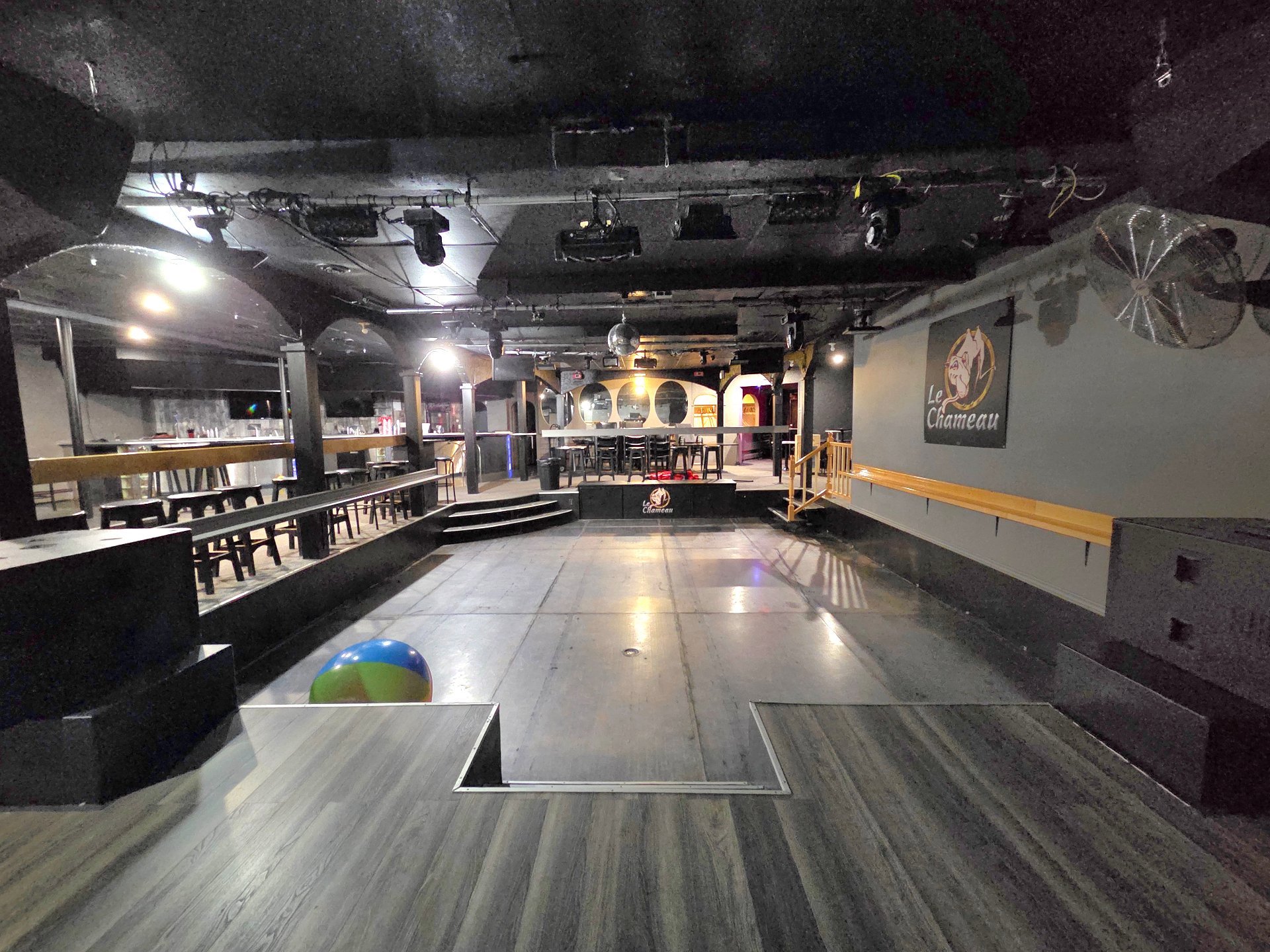 Piste de danse, Salle de spectacle Le Chameau
