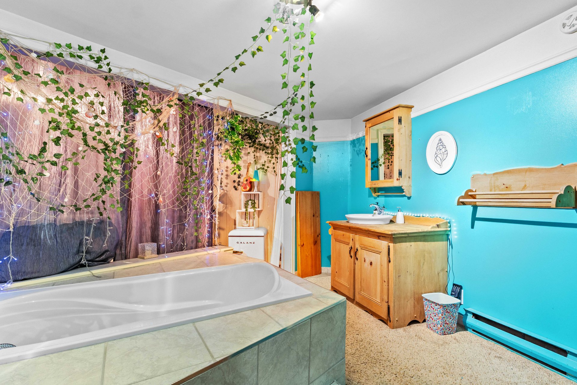 Douche et bain attenant à la chambre du sous-sol