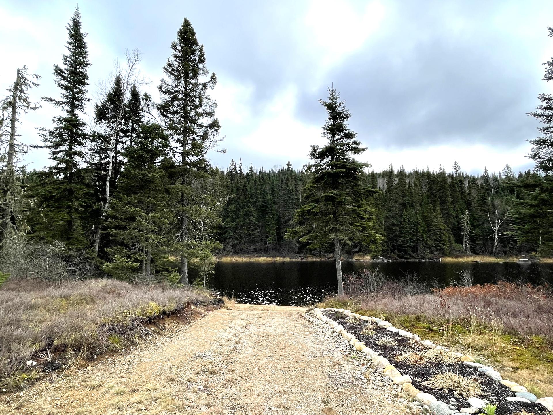 Accès au plan d'eau