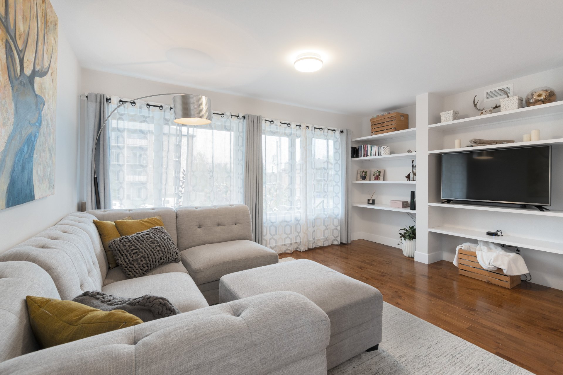 Pièce chaleureuse avec bibliothèque intégrée