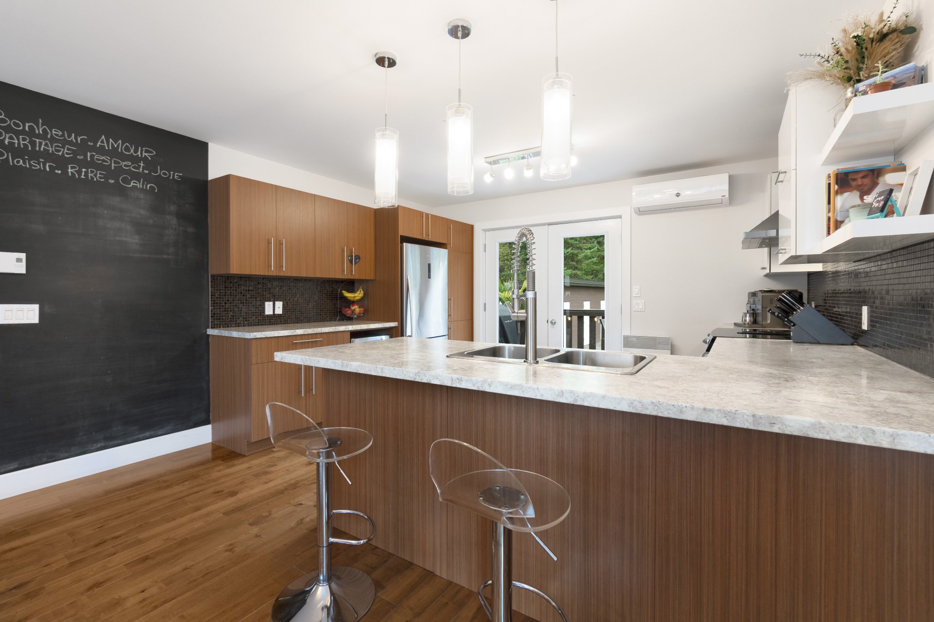 Bel espace de comptoir pour travailler