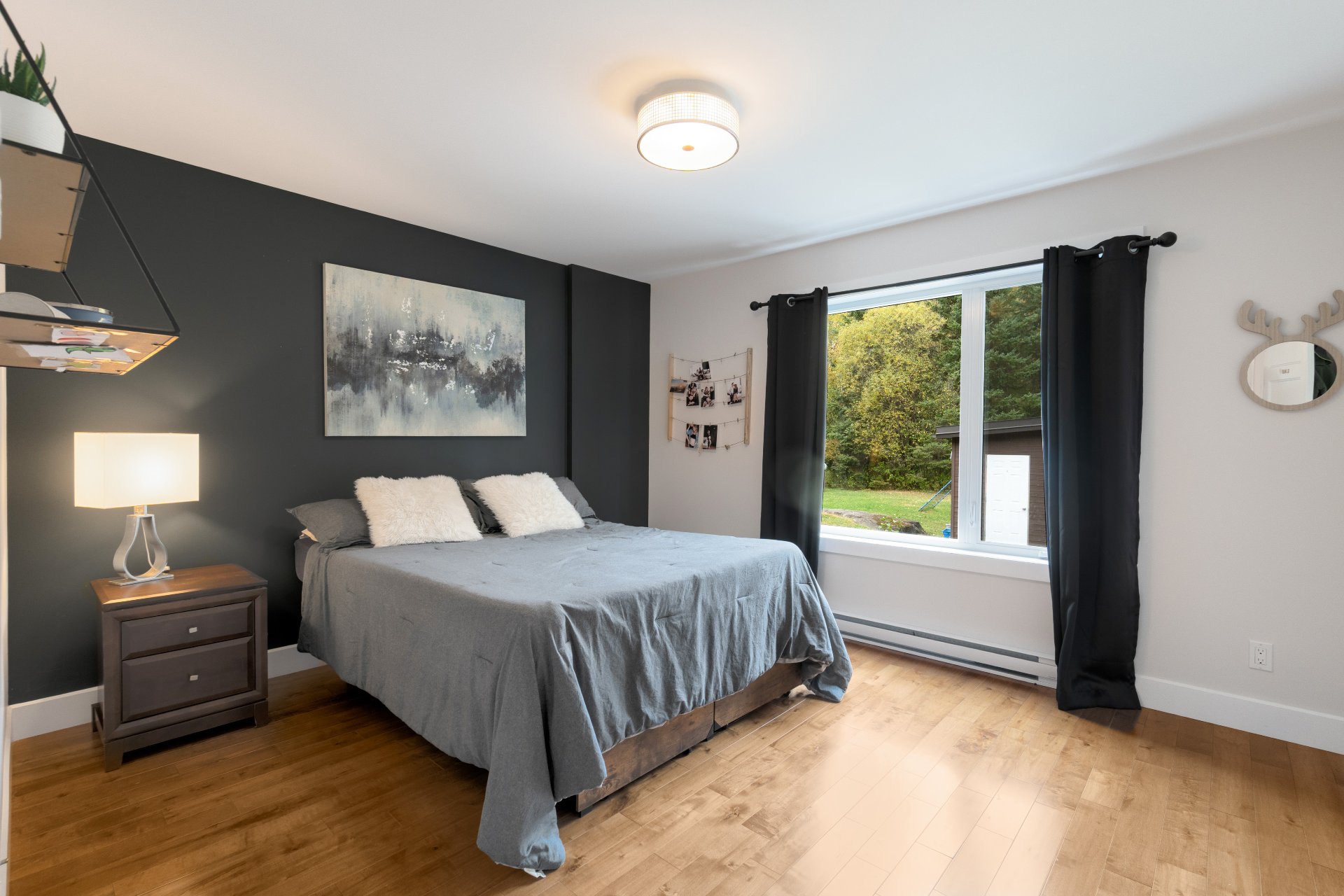 Pièce spacieuse et lumineuse