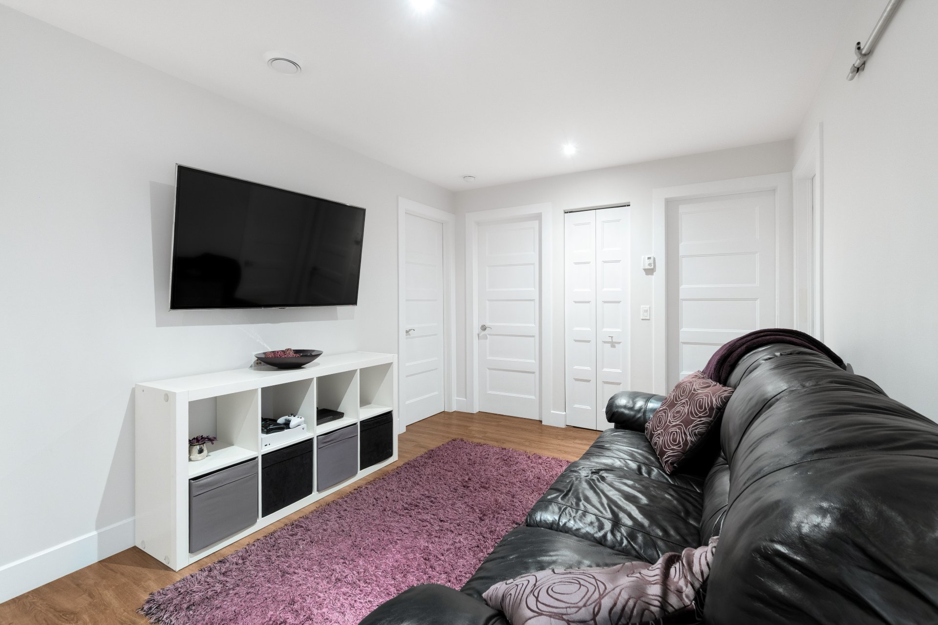 On voit 2 portes de chambres au fond