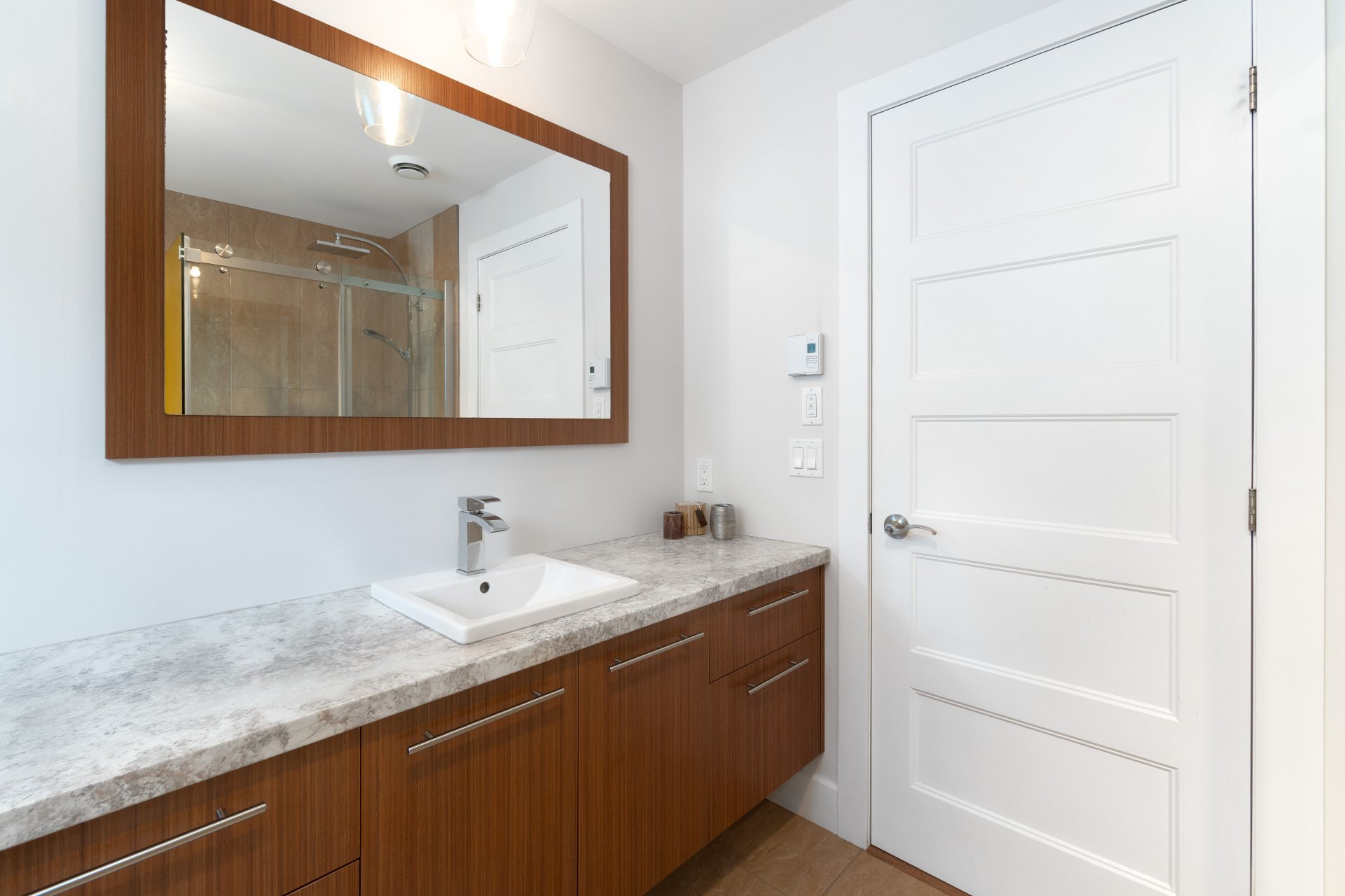 Grande vanité, offrant comptoir et rangement