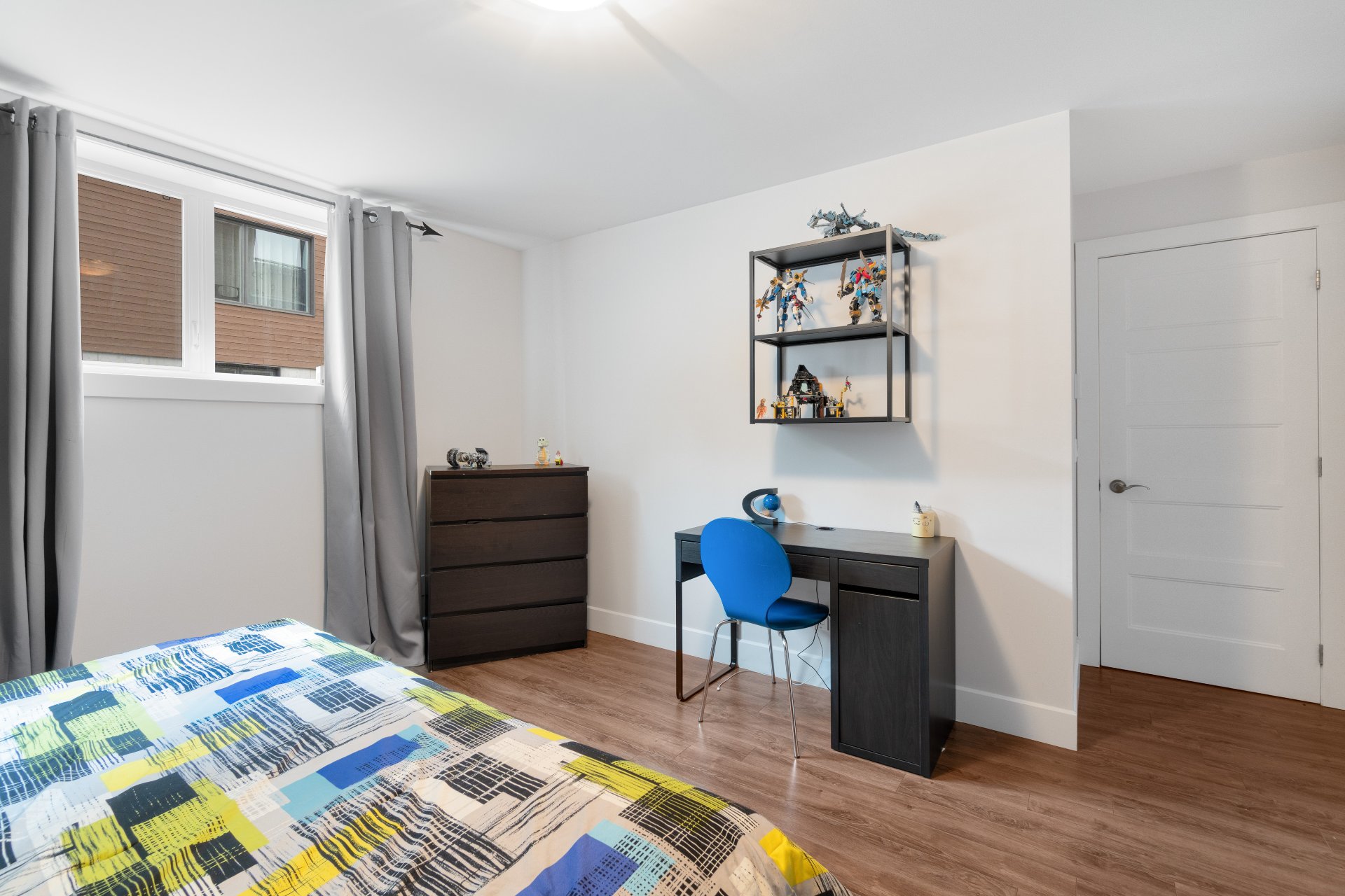 Belle fenêtre & espace bureau