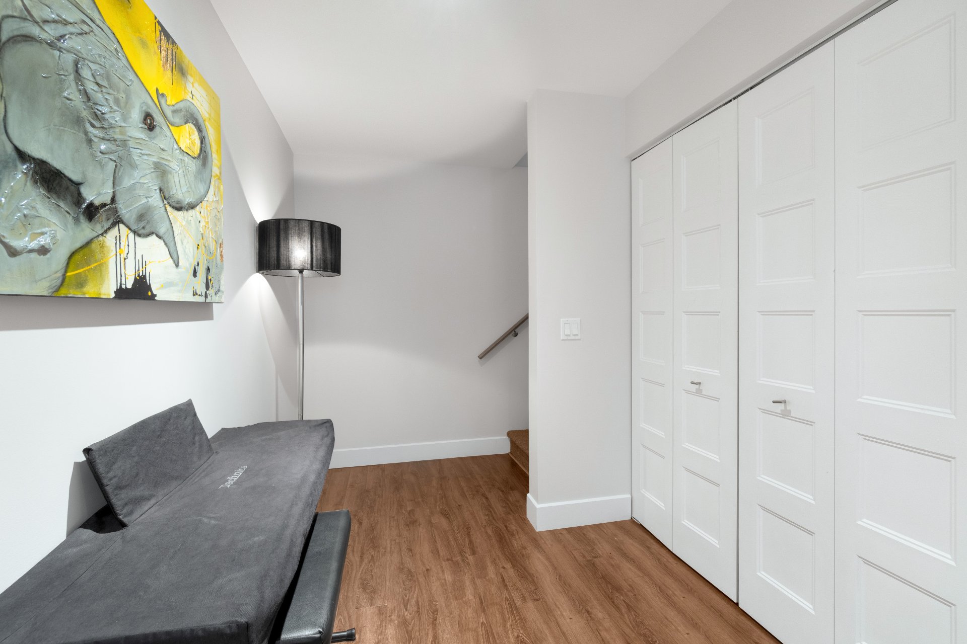 Derrière les portes, espace laveuse-sécheuse