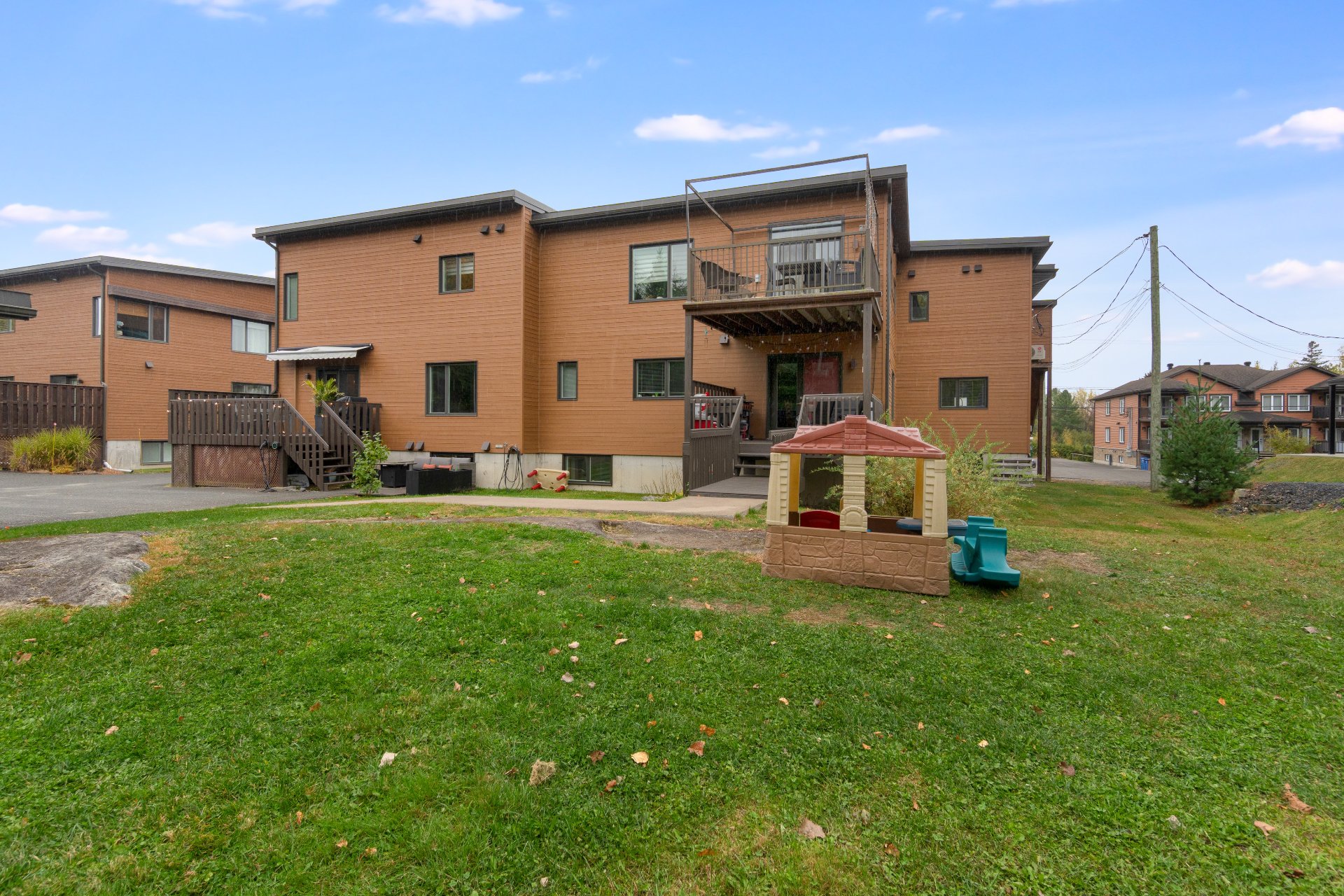 Grand terrain partagé entre copropriétaires