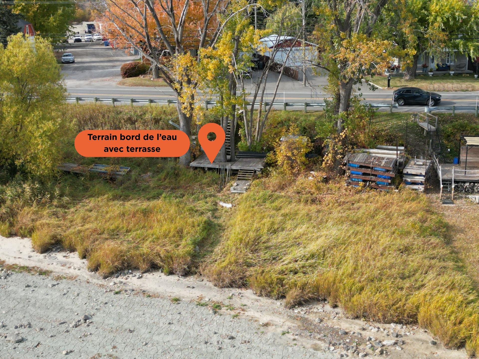 Situé en face sur le terrain du lot 3731119