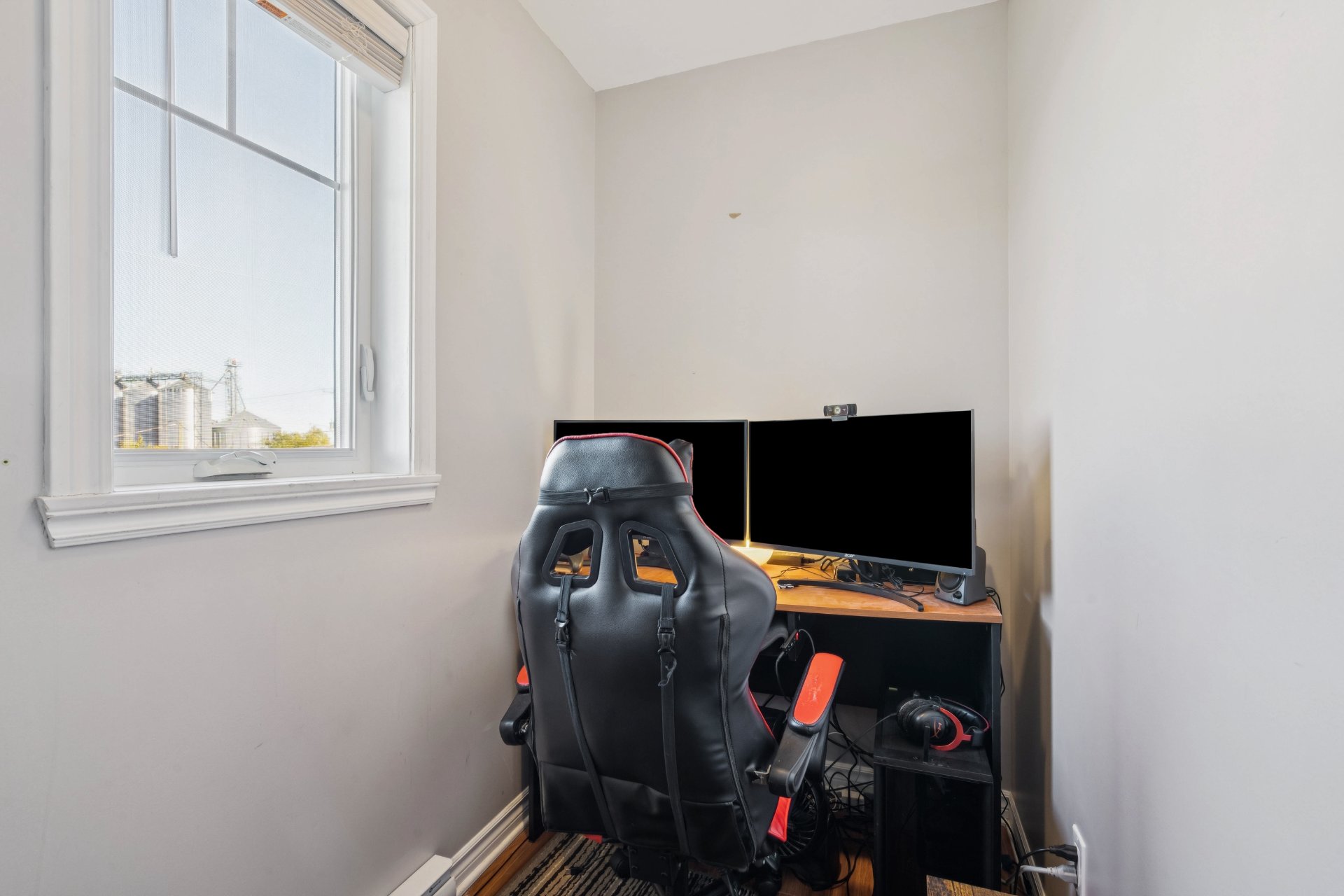 Rangement ou petit bureau