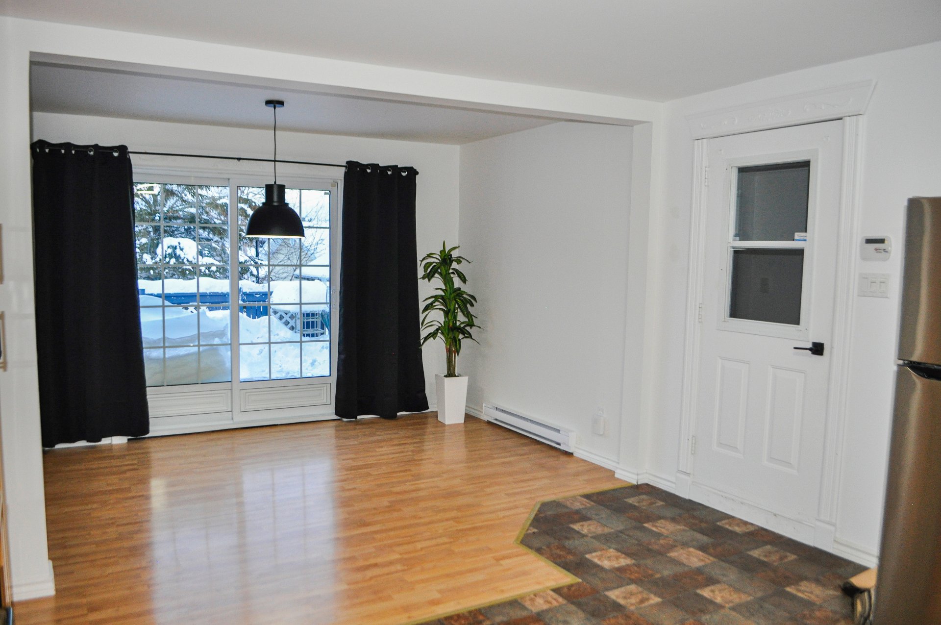 Entrée & salle à manger donnant accès au patio