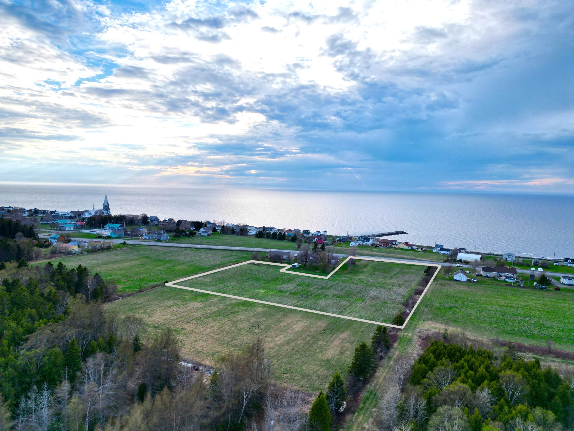 Situé dans le village de Baie-des-Sables