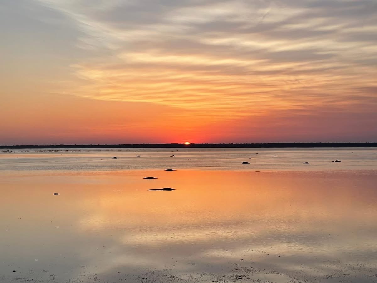 Coucher de soleil de la région sur le fleuve