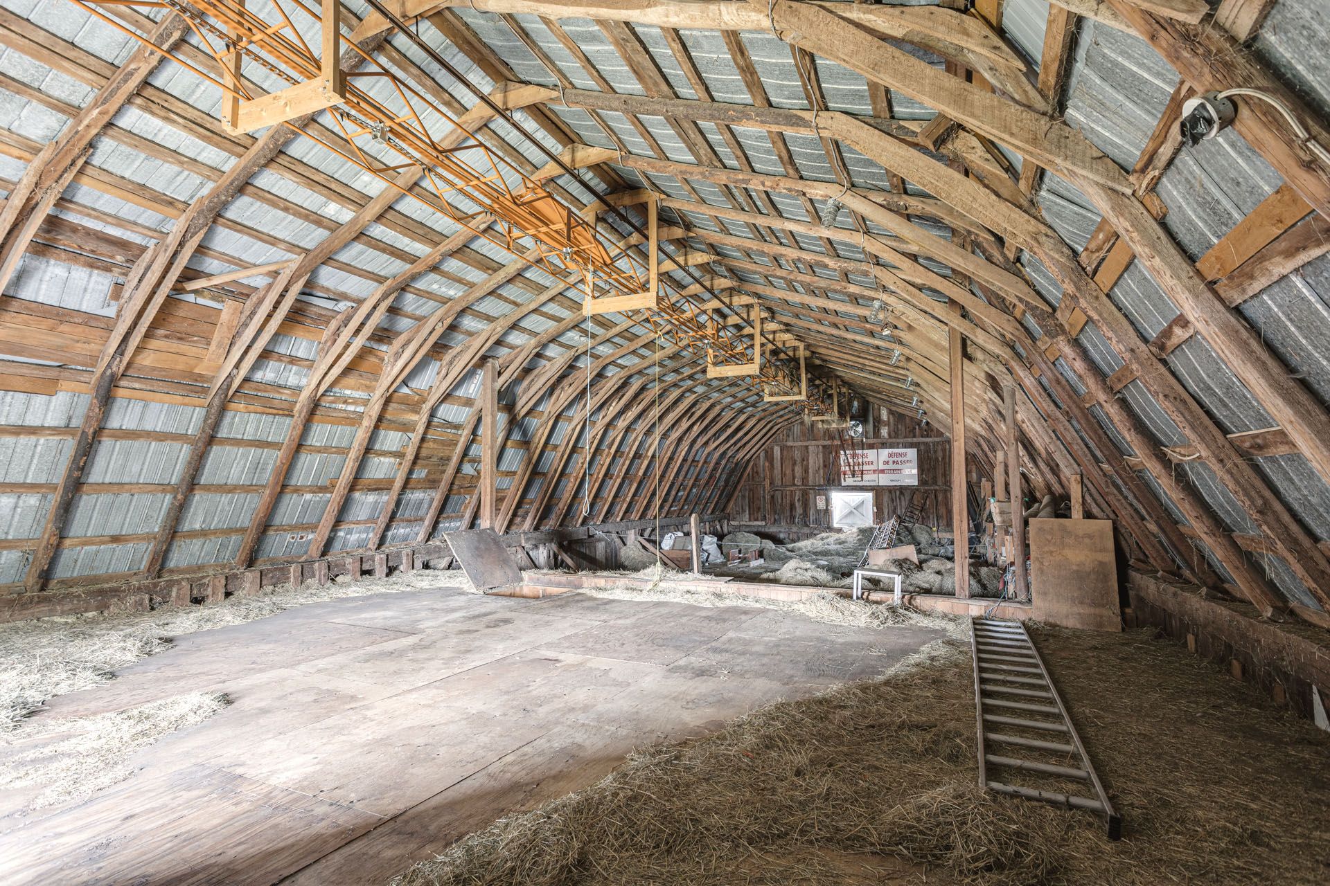 Grange, espace en haut du hangar