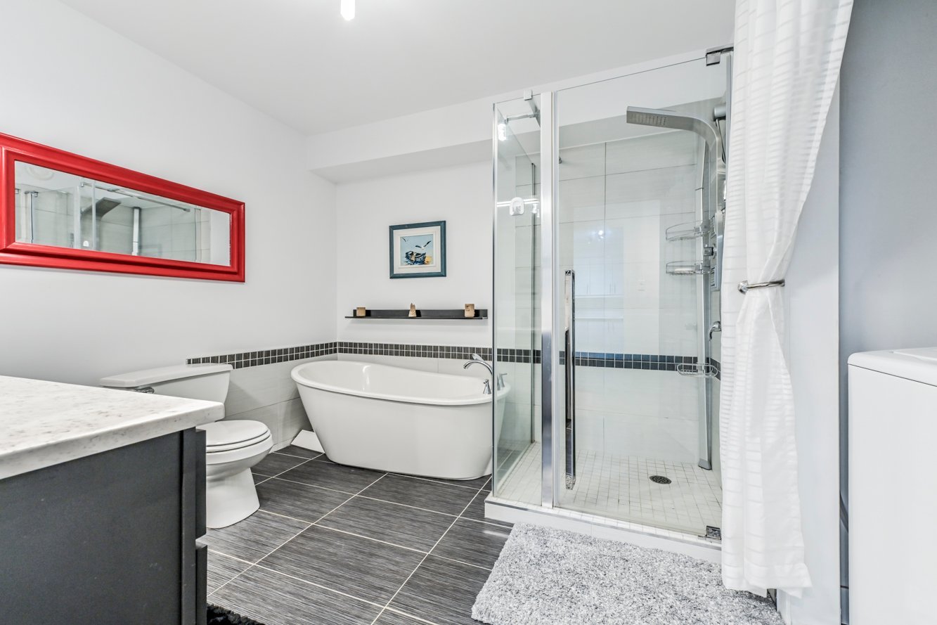 Jolie douche vitrée et bain autoportant