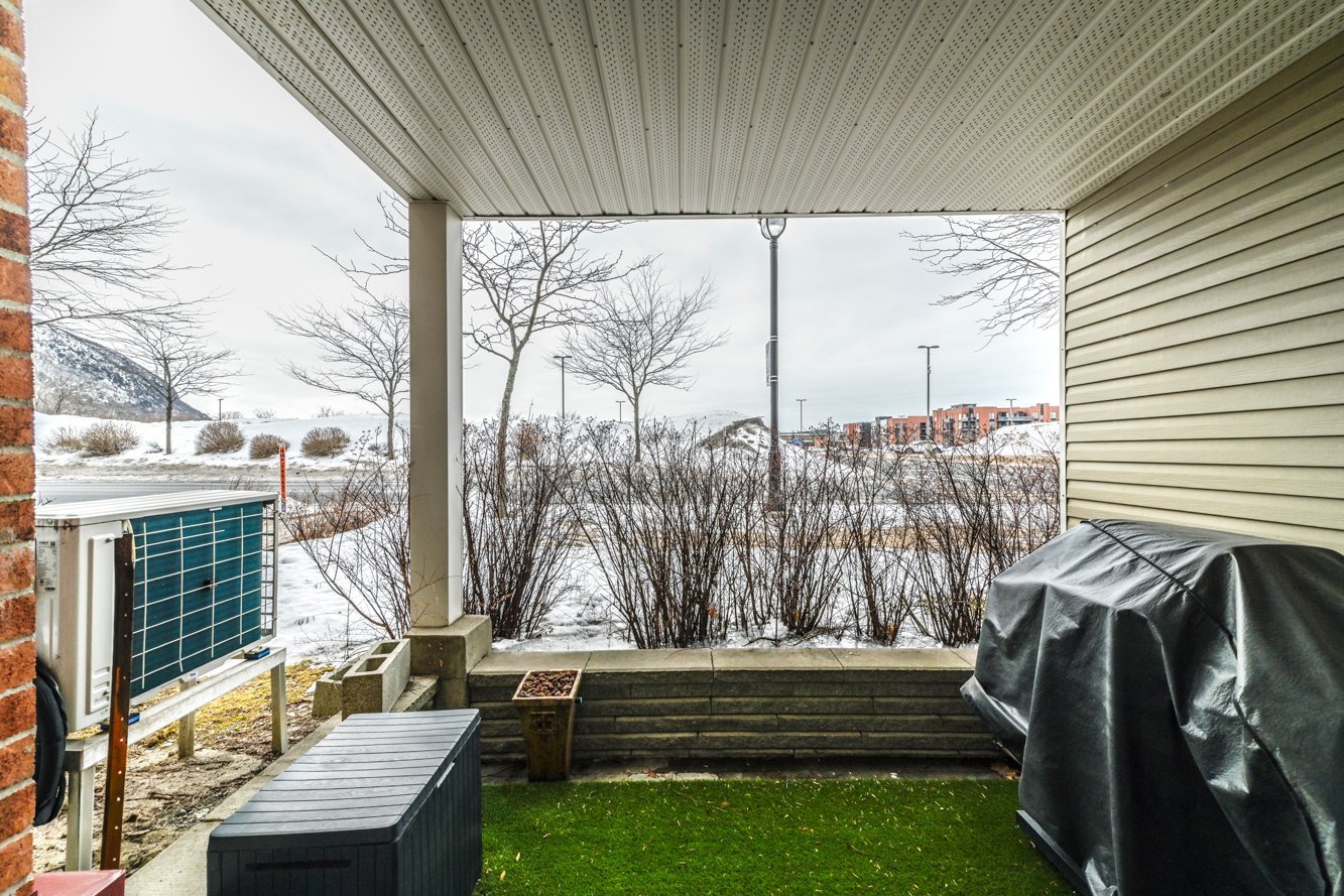 Bel espace sous toit couvert à l'avant