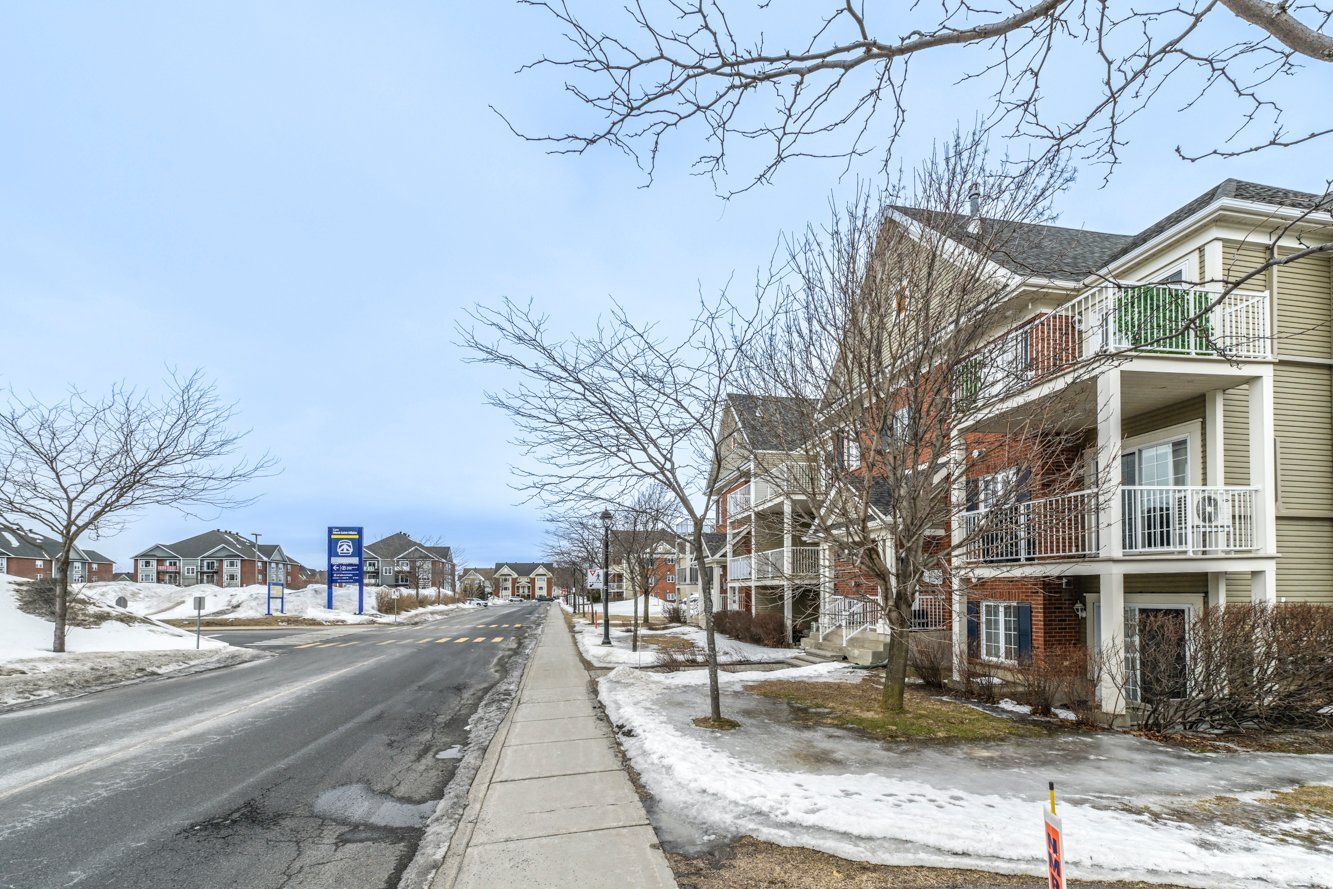 Train de banlieue de l'autre côté de la rue