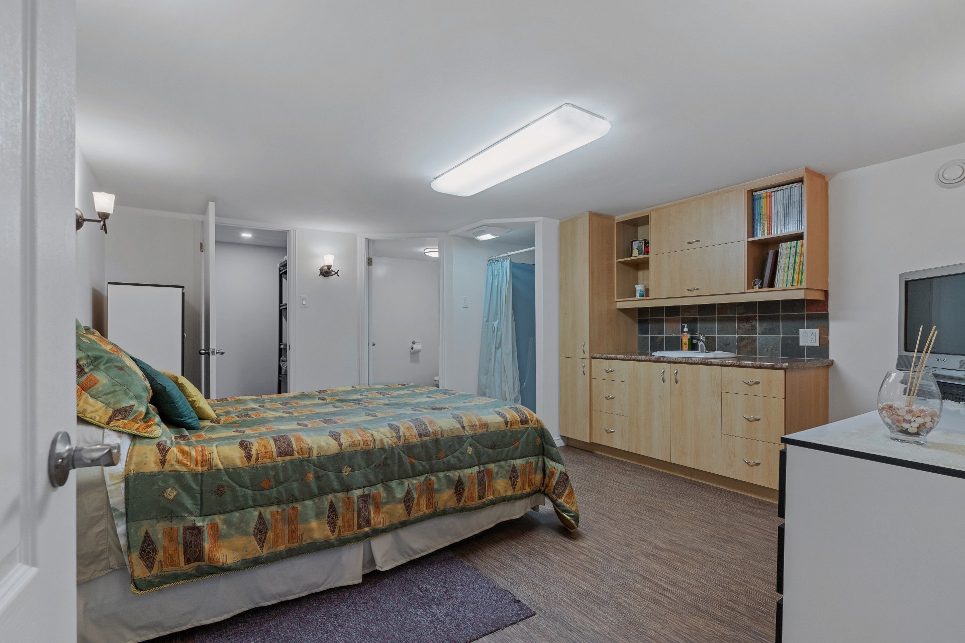 avec douche, toilette et lavabo