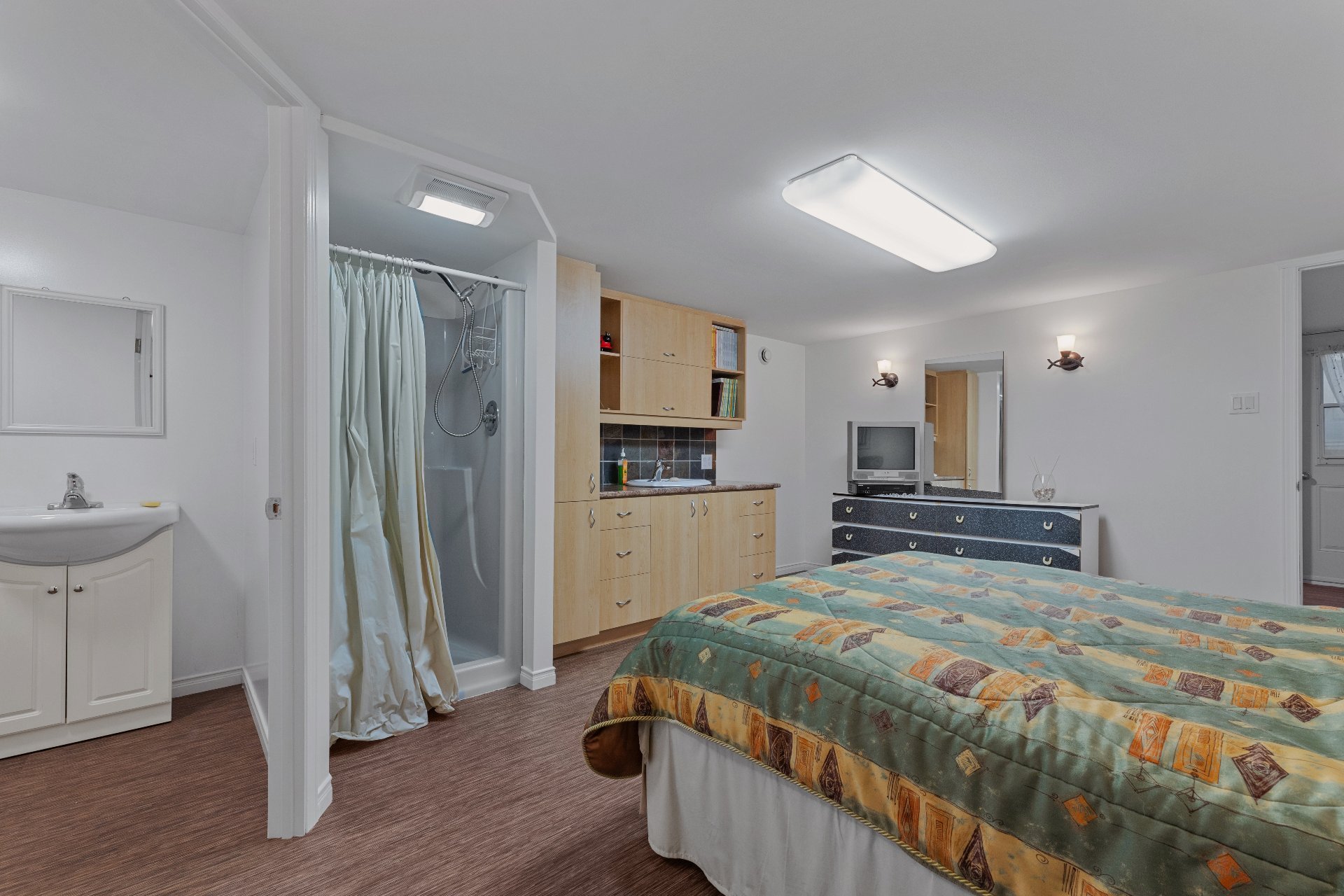 avec douche, toilette et lavabo