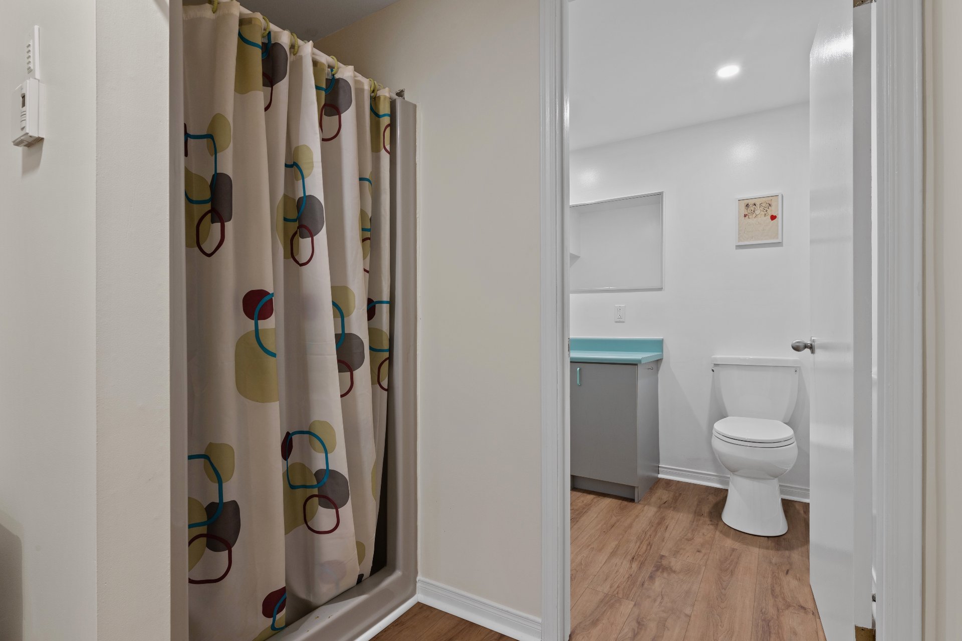 Douche, toilette et lavabo