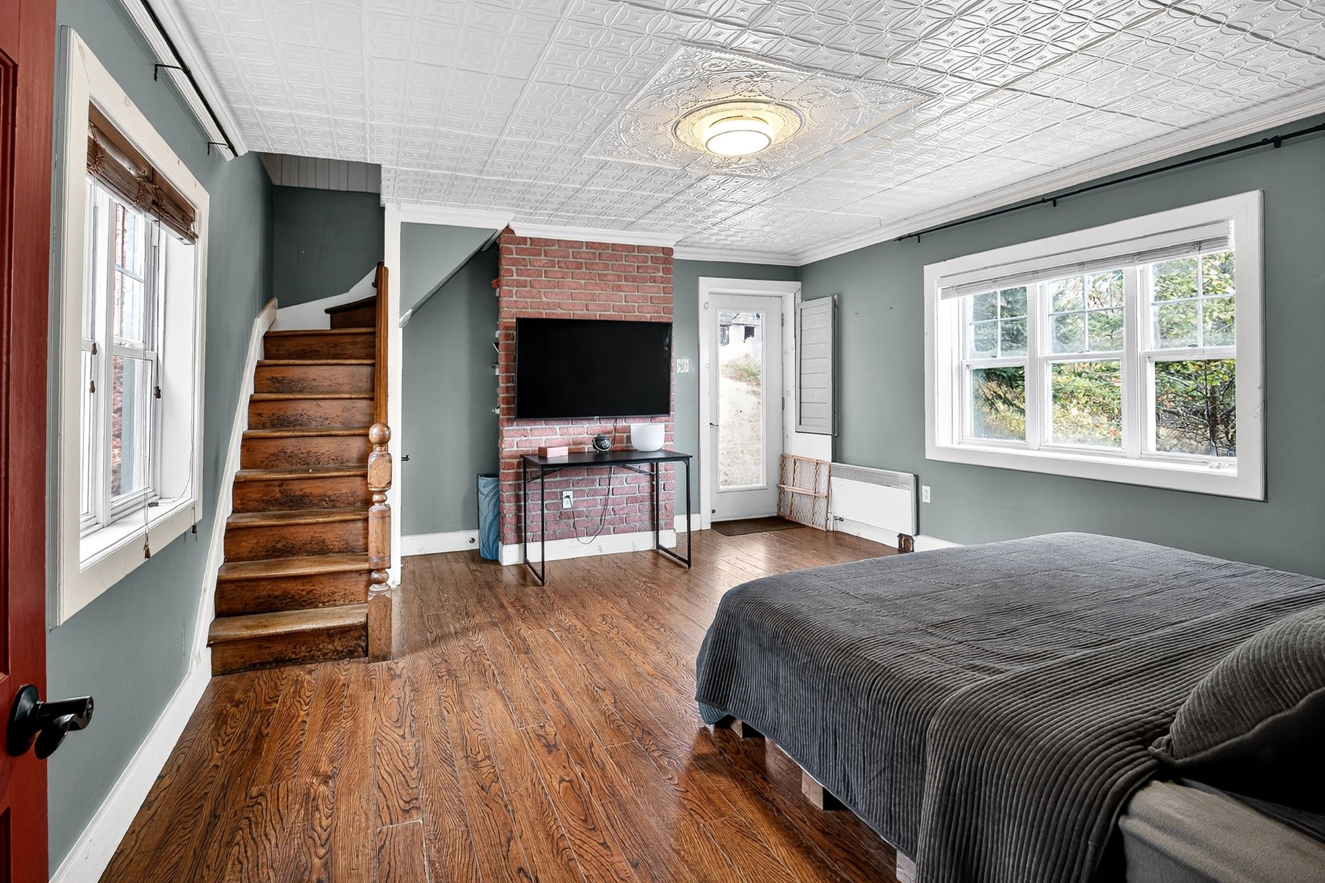 Pièce polyvalente avec mezzanine, entrée indépente