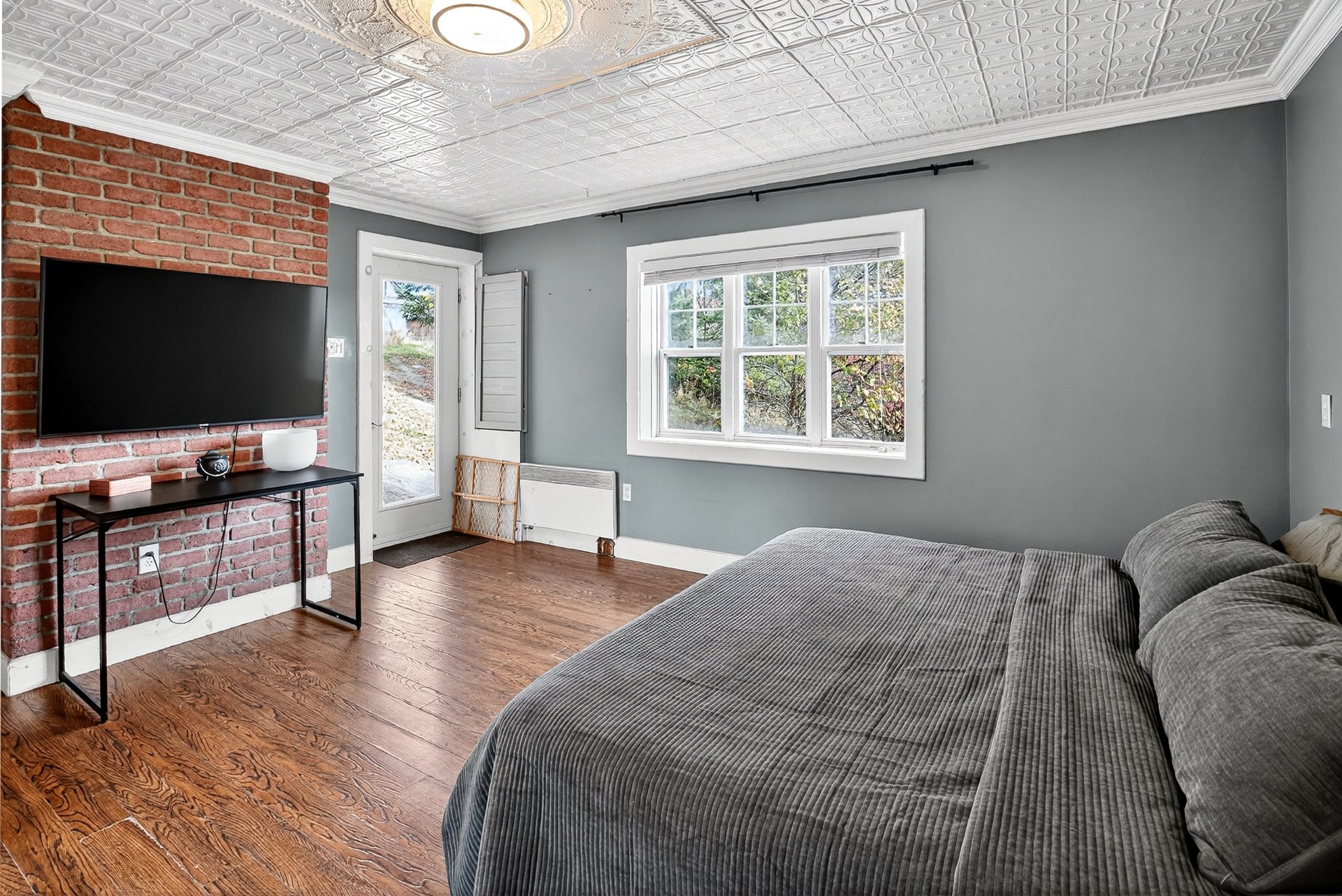 Pièce polyvalente avec mezzanine, entrée indépente