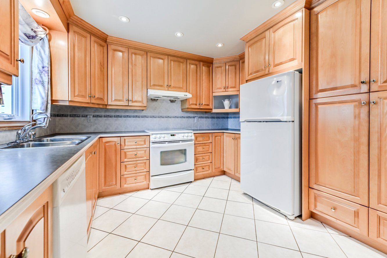 Armoires de bois nombreuses