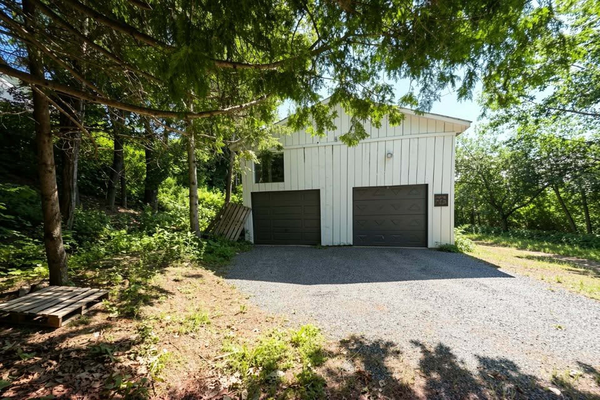 Grand garage double & rangement, 1 porte/locataire