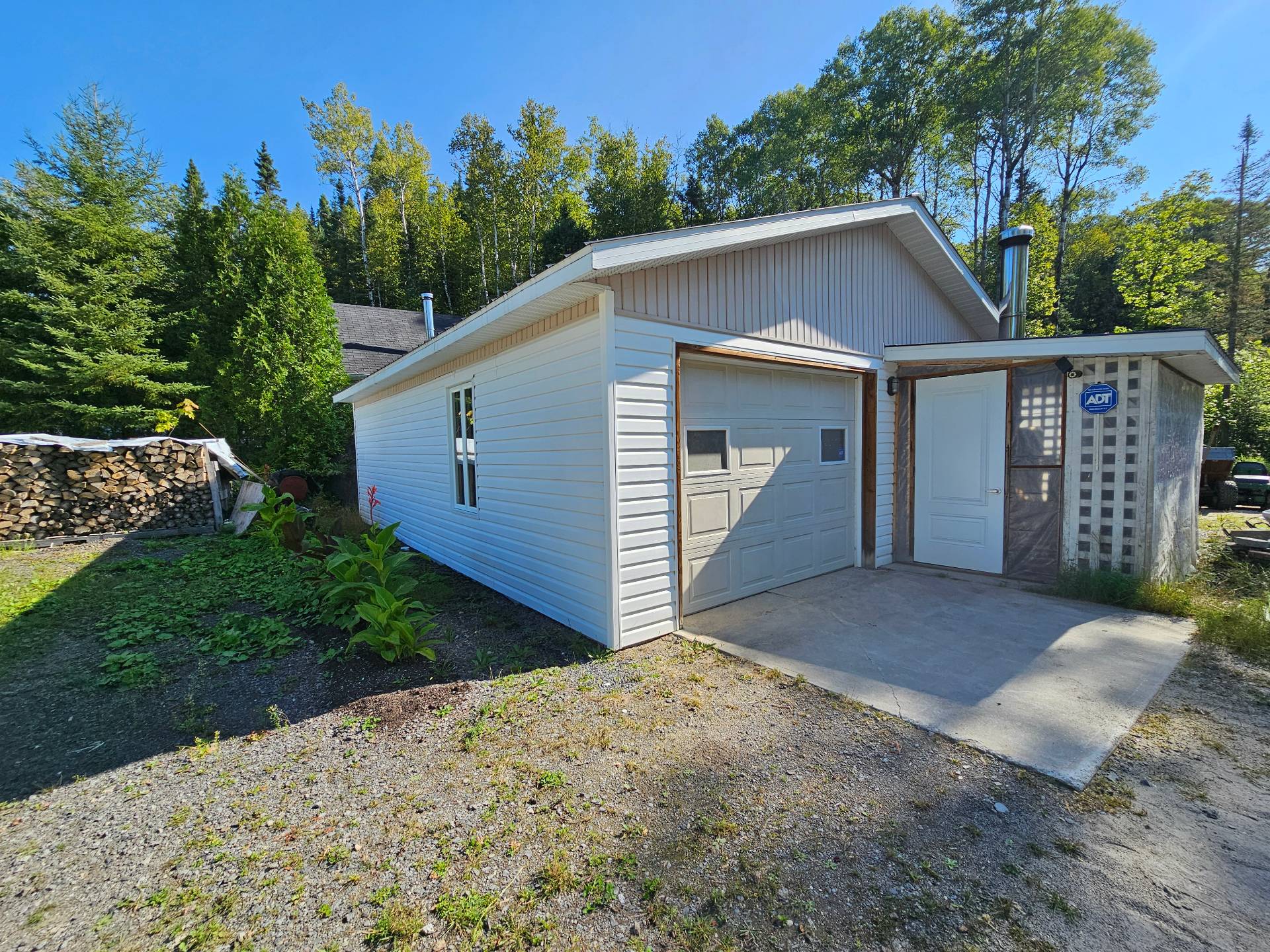 2ième garage sur le 2ième terrain en face.