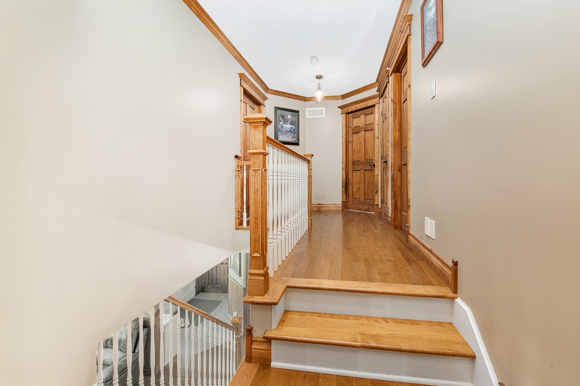 Mène au 2e étage, escalier bois franc