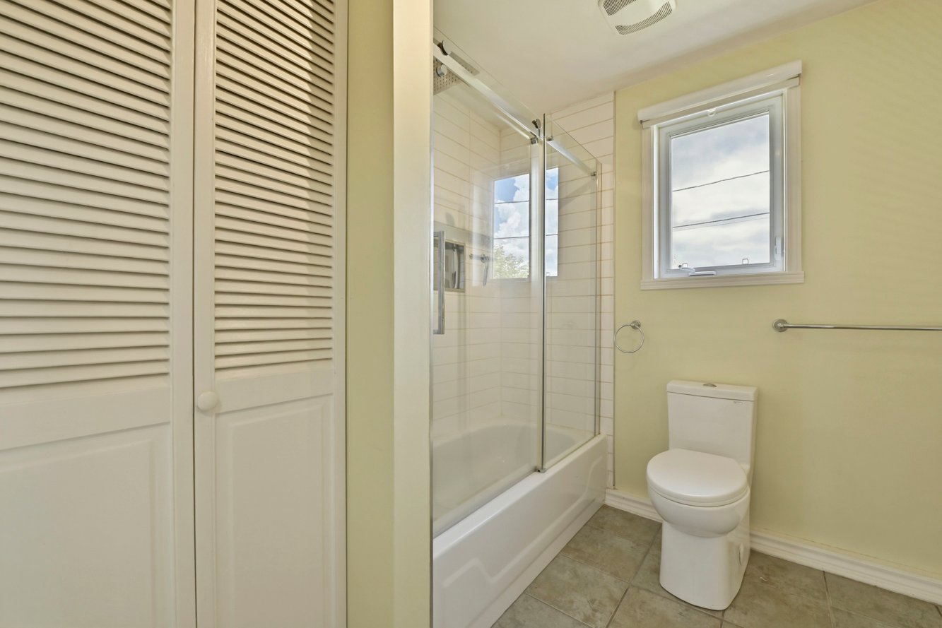 Rangement & bain-douche avec murs de céramique