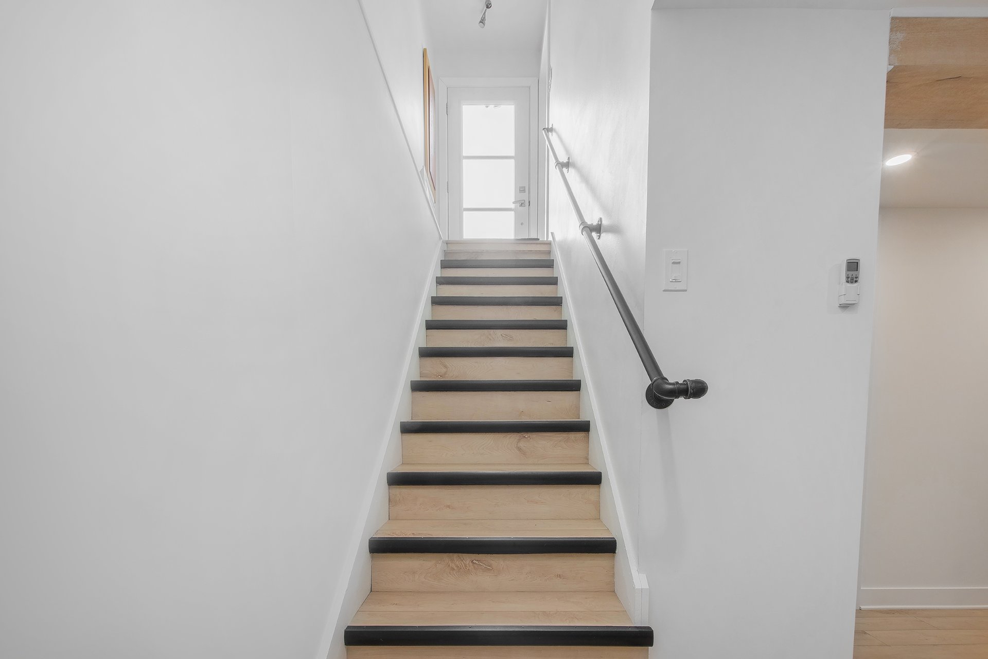 sortie extérieure menant au sous-sol