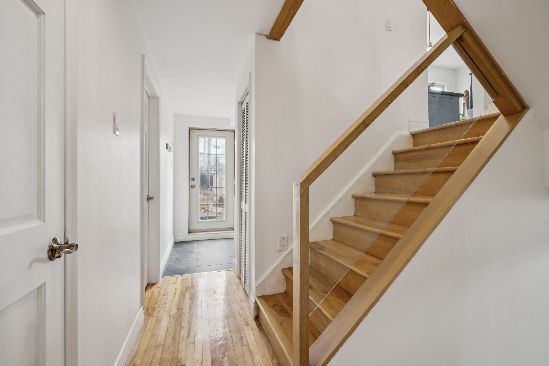 Entrée arrière, escalier