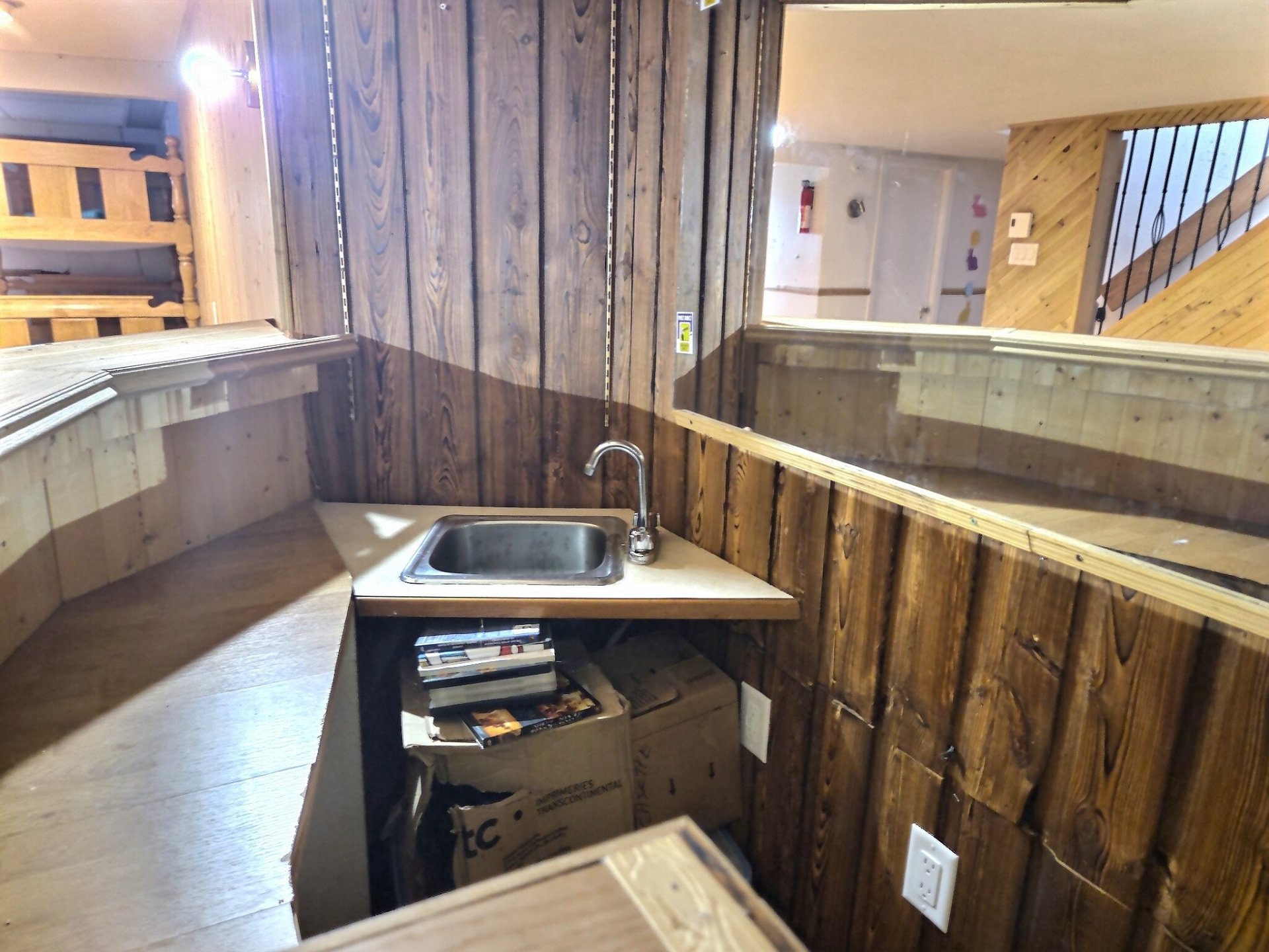 *Bar avec lavabo*