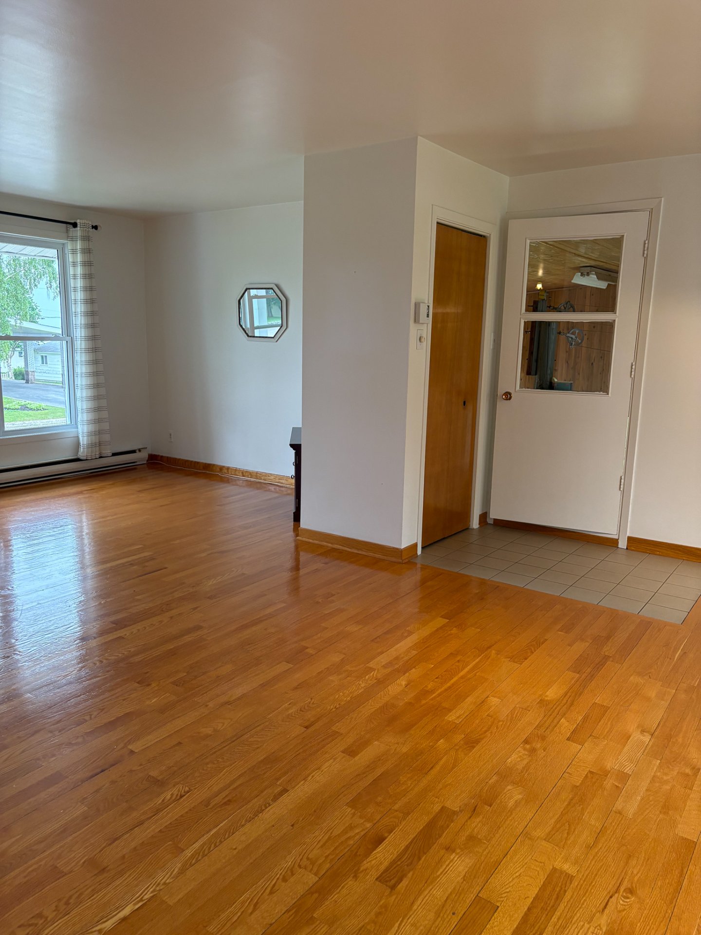 2 ième porte d'entrée par l'intérieur du garage