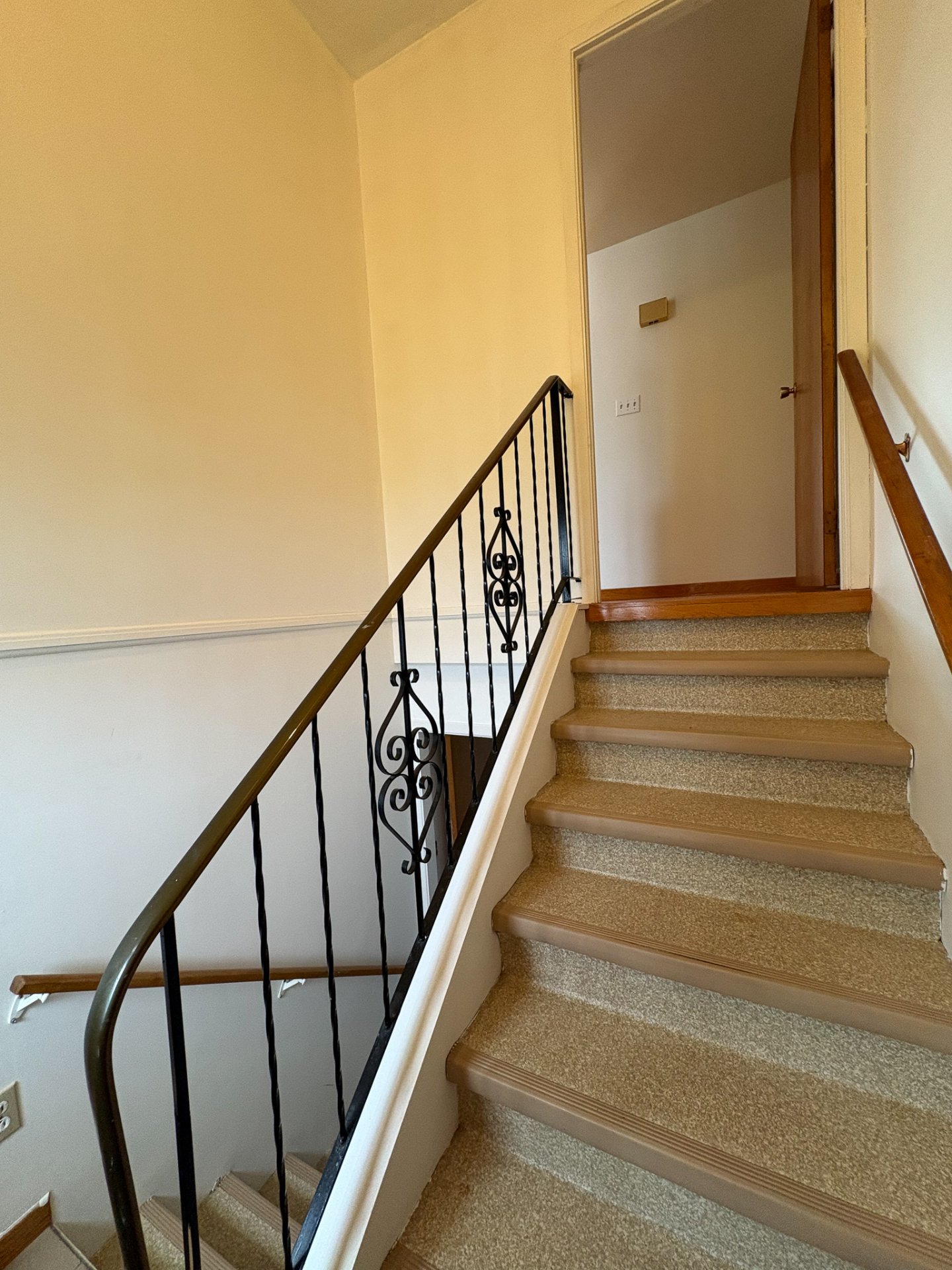 reliant l'étage du bas avec porte d'entrée avant