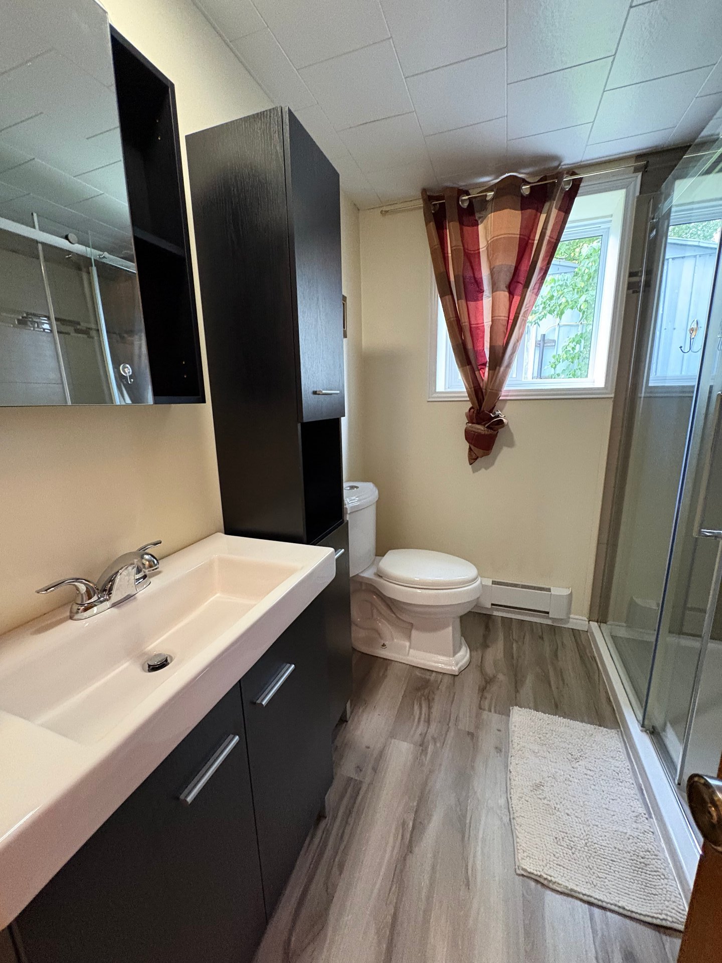 Salle de bain moderne au sous-sol