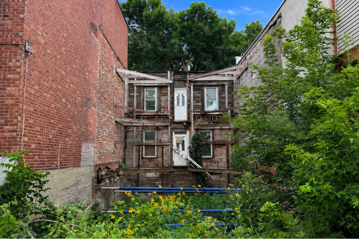 Immeuble déjà 90% démoli, excavation 70%
