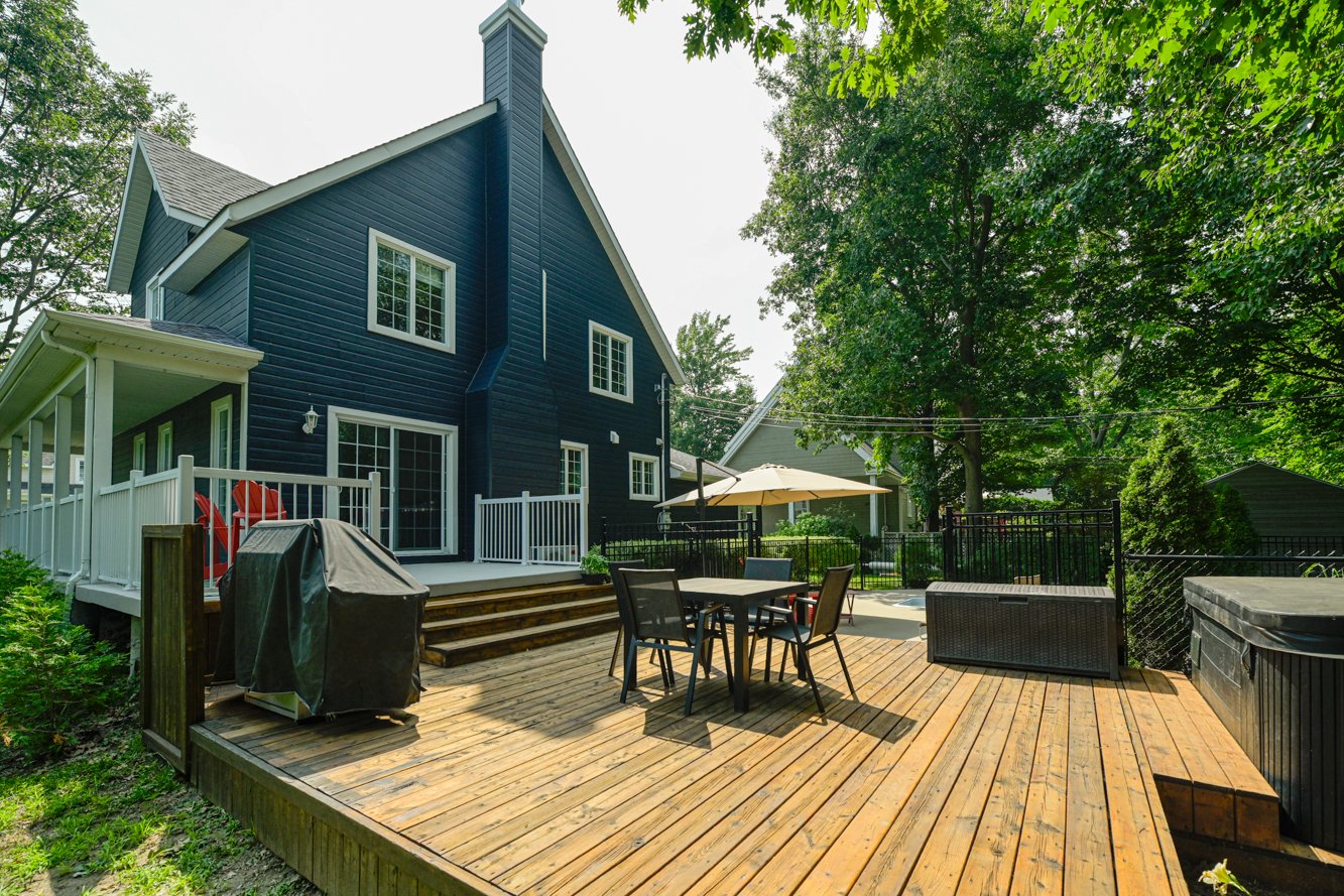Grande terrasse de bois