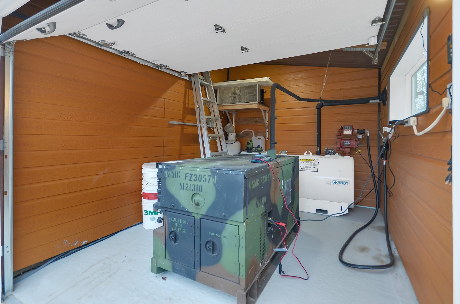 Rangement arrière du garage avec génératrice