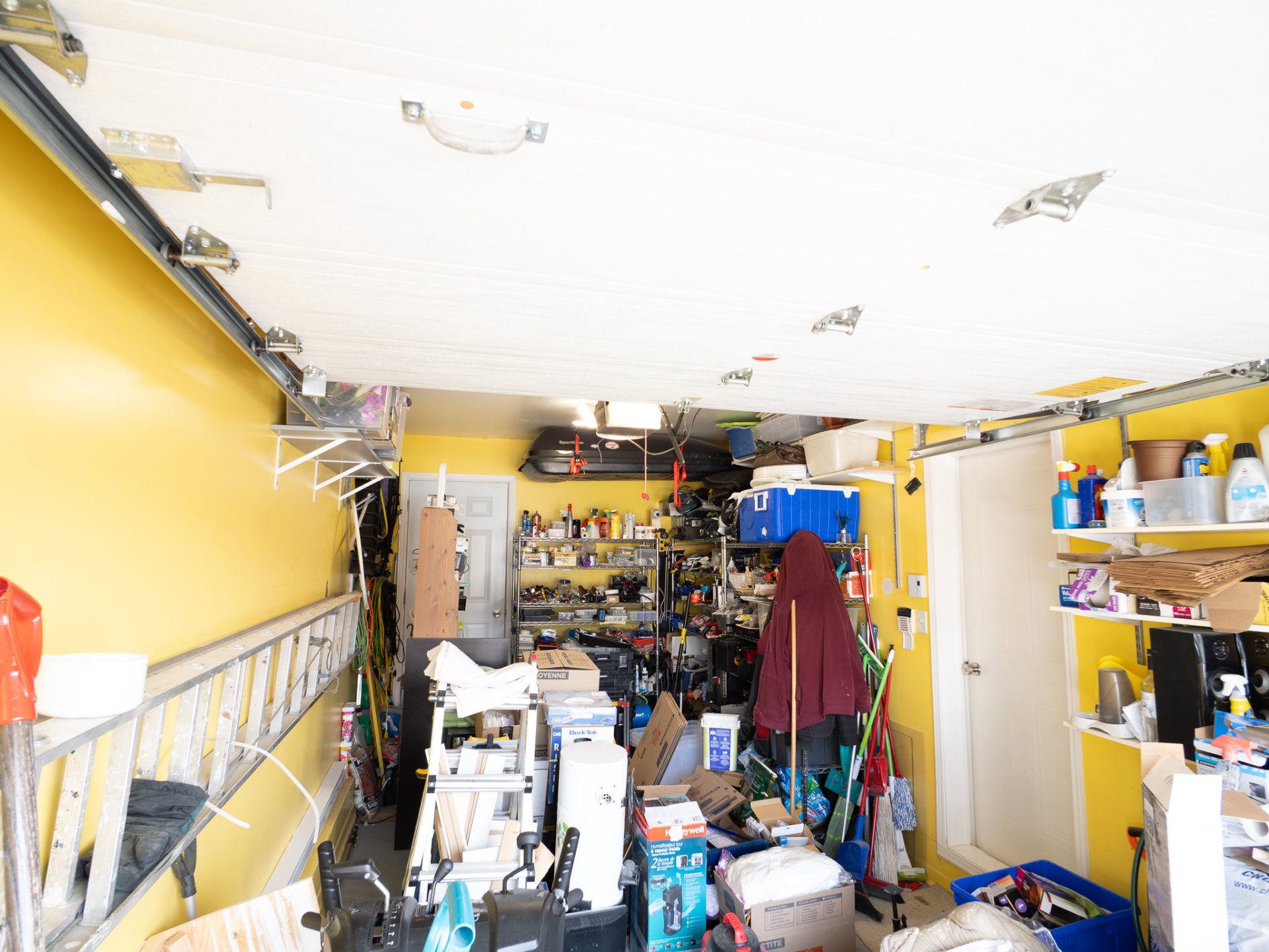 Garage avec sortie pour la cour.