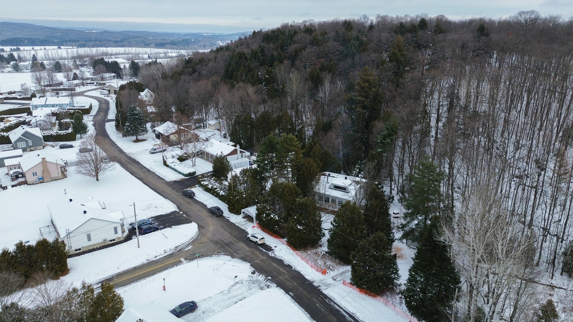 Au pied de la montagne, sans voisin à l'arrière.